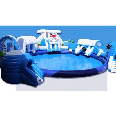 Individuelles Wasserpark mit Pool und Wasserrutsche