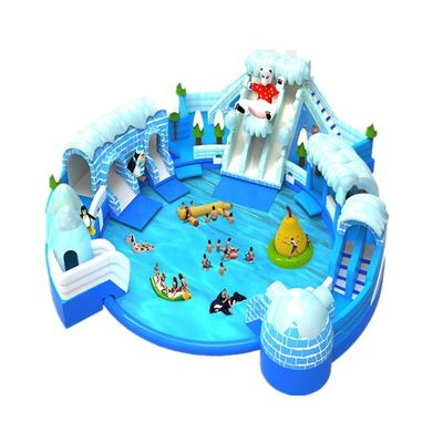Innenraum aufblasbarer mobiler Wasserpark mit übergroßem Pool Lustiges Eisbärenthema