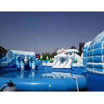 Innenraum aufblasbarer mobiler Wasserpark mit übergroßem Pool Lustiges Eisbärenthema