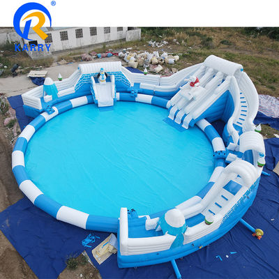 Innenraum aufblasbarer mobiler Wasserpark mit übergroßem Pool Lustiges Eisbärenthema