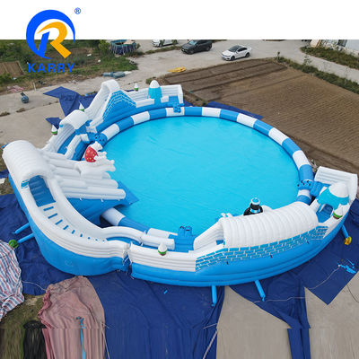 Innenraum aufblasbarer mobiler Wasserpark mit übergroßem Pool Lustiges Eisbärenthema