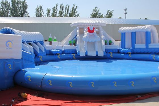 Genießen Sie den Spaß im Innenwasser mit einer aufblasbaren Wasserrutsche für 5-10 Passagiere und einem großen runden Pool