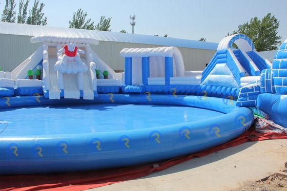 Genießen Sie den Spaß im Innenwasser mit einer aufblasbaren Wasserrutsche für 5-10 Passagiere und einem großen runden Pool