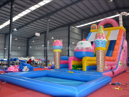 Wasserrutsche mit Kinder-Paddlingpool in Eisfarben