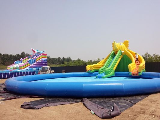 Entwurf einer langlebigen aufblasbaren Wasserrutsche und eines Pools für die Unterhaltung von Kindern