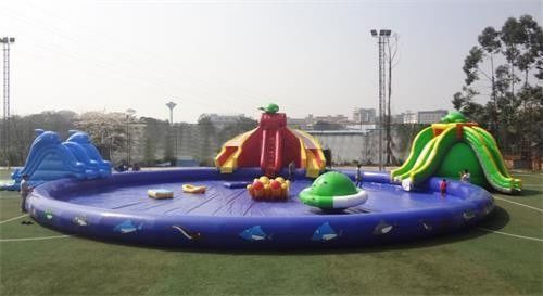 Entwurf einer langlebigen aufblasbaren Wasserrutsche und eines Pools für die Unterhaltung von Kindern
