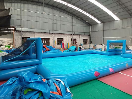 Schlagen Sie die Hitze mit Stil mit unserem anpassbaren aufblasbaren Fußball-Schwimmbad