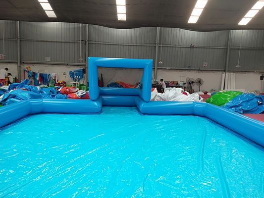 Schlagen Sie die Hitze mit Stil mit unserem anpassbaren aufblasbaren Fußball-Schwimmbad