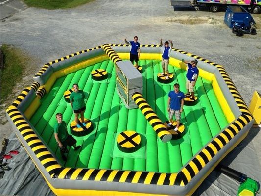 Erleben Sie den Nervenkitzel unseres aufblasbaren Wipeout Kurses perfekt für Partys und mehr