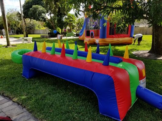 Farbenfrohe aufblasbare Tischluftkugel für interaktives Hot Potato-Spiel bei Party-Verleih