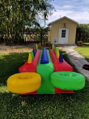 Farbenfrohe aufblasbare Tischluftkugel für interaktives Hot Potato-Spiel bei Party-Verleih