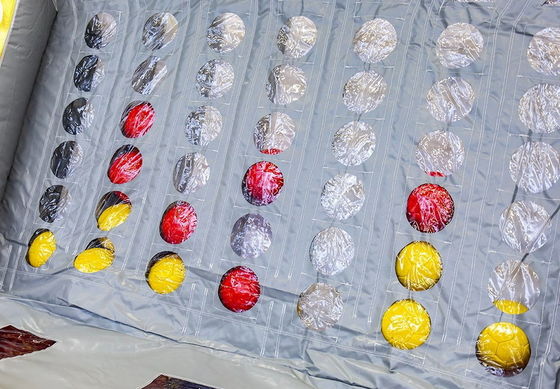 Farbenfrohe aufblasbare Connect 4 in einer Reihe Ziel-Shooting-Spiel für kommerzielle Herausforderungen