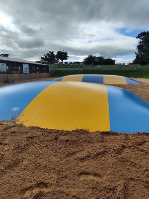 Kommerzielle PVC Aufblasbare Sprungwolke Farbige Sprungkissen Pad für Kinder und Erwachsene