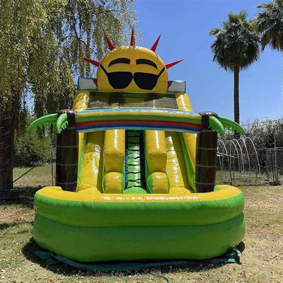Aufblasbare Spielzeuge für Kinder im Freien Kleine Sonnensprungrutsche mit Pool und Dual Slip n' Slide