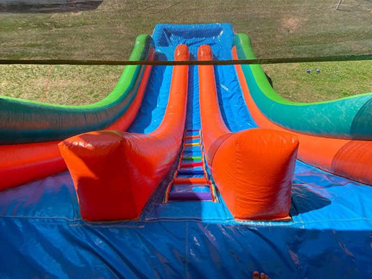 Maximalkapazität 100-500 kg Doppelspuriger aufblasbarer Wasserpark mit Pool und Palmbaumschleuse