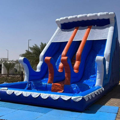 angepasste farbige aufblasbare Wasserpark-Ausrüstung mit großem Pool und zwei breiten Rutschen