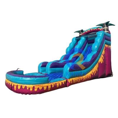 Erleben Sie den Nervenkitzel, wenn Sie mit unserer aufblasbaren Wasserrutsche im Garten in einen Pool gleiten
