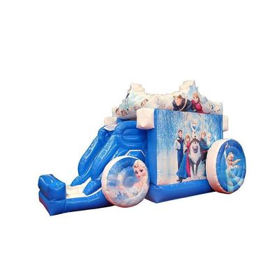 Wasserrutsche, aufblasbare Kinder im Freien