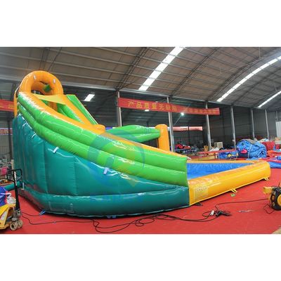 Hinterhofspiele für Kinder Kommerzielle Wasserrutsche Aufblasbares Pool-Combo und Sprühwerkzeuge