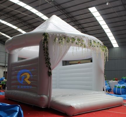 Maßgeschneiderte weiße aufblasbare Hochzeit Trampolin Sprungbett 4 * 4m für Erwachsene Party Sprung