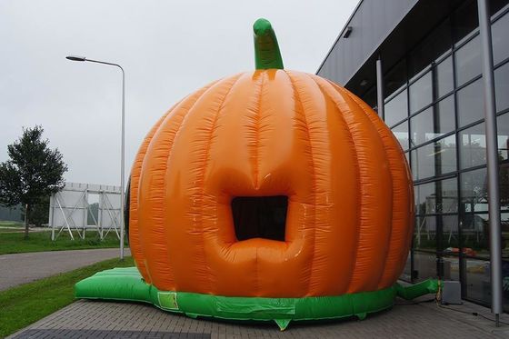 Machen Sie Ihre Halloween-Party mit unserem aufblasbaren Kürbis-House zum Erfolg.